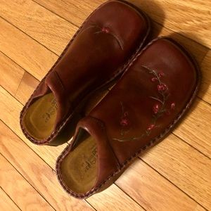 NWOT Naot Kimono Cherry Blossom Leather Clogs (Size 37)